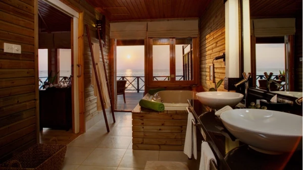 Komandoo Island Resort & Spa ****, Maledivy 14