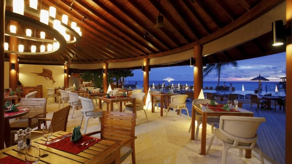 Hotel Centara Ras Fushi Resort & Spa ****, Maldivy 10